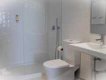 Pero de Teive Bay Aparthotel auf Sao Miguel, modernes und helles Bad mit großzügiger Regendusche für erholsamen Komfort.