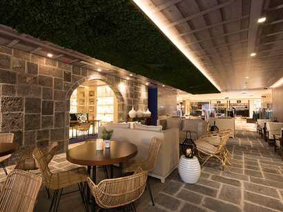 Stilvoller Lounge-Bereich im Casa Hintze Ribeiro Hotel auf den Azoren mit Natursteinwänden und gemütlicher Atmosphäre