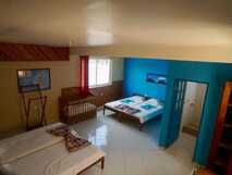 Casa Marisa auf Fogo – gemütliches und familienfreundliches Zimmer mit Kinderbett und eigenem Bad.