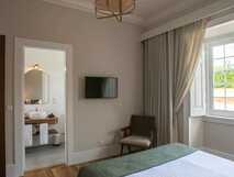 Casa Portuguesa Boutique Hotel auf Sao Miguel, gemütliches und elegant eingerichtetes Zimmer mit viel Tageslicht und modernem Komfort.