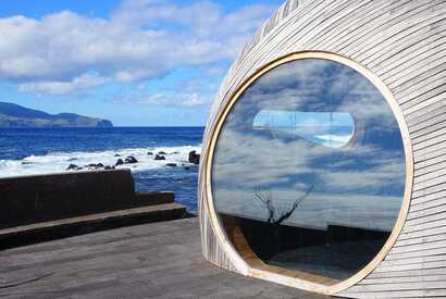 Die lengendäre Cella Bar auf der Insel Pico - außergewöhnlihce Architektur direkt am Meer