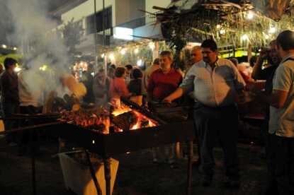 Madeirenser am Grill, eine Lieblingsbeschäftigung auf der Insel.