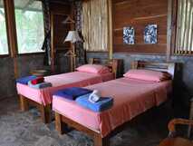 Einfaches Doppelzimmer mit getrennten Betten mit Fußboden aus Naturstein in Mucumbli Ecolodge Sao Tome