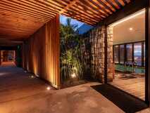Sensi Azores Nature & Spa auf Sao Miguel, stilvoller Zugang zum Spa-Bereich mit gemütlicher Beleuchtung und natürlicher Architektur für Entspannung pur.
