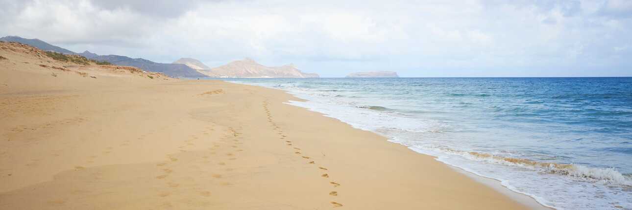 Endloser Sandstrand von Porto Santo mit heilenden Mineralien, ideal für Wellness und Erholung
