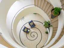 Hotel do Mar auf Sao Miguel, stilvoller Wellnessbereich mit elegantem Spiraltreppen-Design und entspannenden Loungemöbeln.