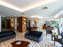 Hotel Ponta Delgada auf Sao Miguel – stilvolle Lobby mit modernem Komfort und einladender Atmosphäre für erholsame Aufenthalte.