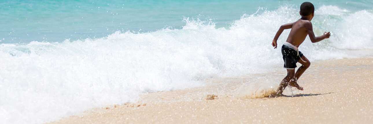 Ein Sandstrand mit türkisfarbigem Wasser