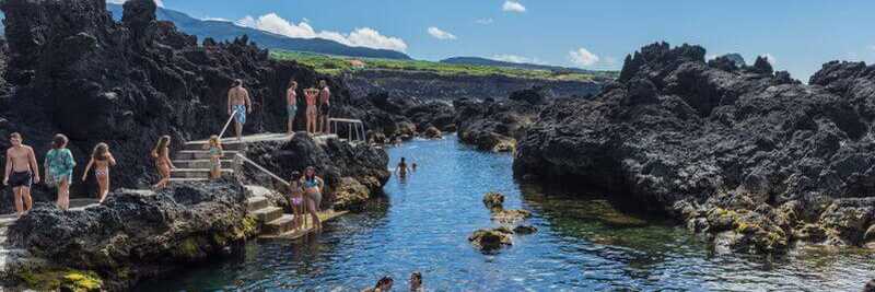 Nutzen Sie das Azoren Wetter im Sommer zum Baden im Naturschwimmbecken