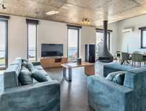 Villas do Mar - modernes und gemütliches Wohnzimmer mit Panoramablick auf das Meer.