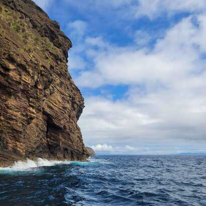 Brandung des Meeres an den Klippen der Küste von Faial Azoren