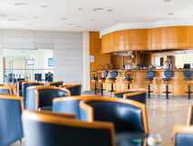 Hotel do Mar auf Sao Miguel, gemütliche Hotelbar mit stilvollen Sitzgelegenheiten – ideal für entspannte Abende bei picotours.