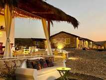 Guesthouse Spinguera Ecolodge auf Boa Vista, gemütliche Außenlounge mit stilvollem Ambiente bei Sonnenuntergang