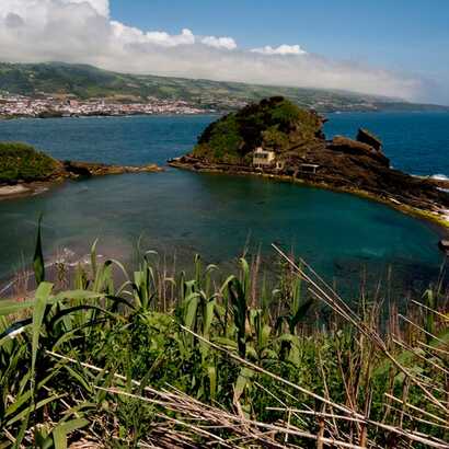 Die kreisrunde Lagune der Insel Vila Nova do Campo