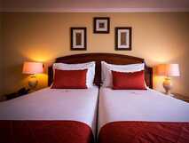 Talisman Hotel auf Sao Miguel, gemütliches Doppelzimmer mit stilvoller Einrichtung und warmem Ambiente.