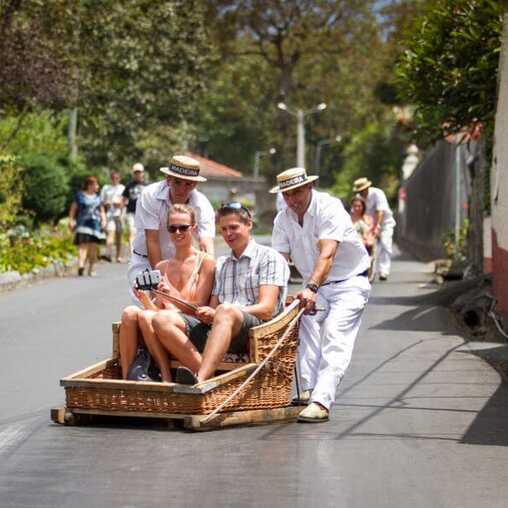 Korbschlittenfahrt auf Madeira von Monte nach Livramento