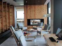 Hotel Pedras do Mar auf Sao Miguel – Stilvolle Lounge mit modernem Kamin und gemütlichen Sitzgelegenheiten für entspannte Urlaubsmomente.