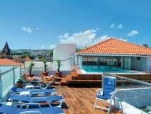 Talisman Hotel auf Sao Miguel, sonnige Dachterrasse mit Pool und Liegestühlen für entspannte Urlaubsmomente bei Picotours.