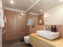 Solar Branco Eco Estate auf Sao Miguel, modernes Badezimmer mit eleganter Dusche und stilvollen Fliesen, ideal für erholsamen Komfort bei picotours.