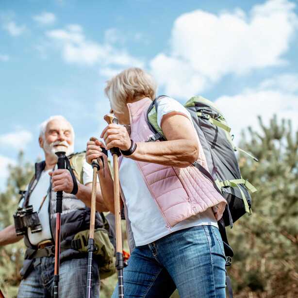 Zwei Wanderer mit Rucksäcken und Wanderstöcken auf den Azoren