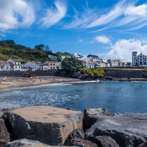 Azoren Strand auf Insel Sao Miguel im Ort Sao Roque