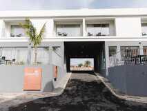 Canadiano Urban Nature Hotel auf Sao Miguel, modernes Stadthotel mit stilvollen Balkonen und entspannter Atmosphäre für individuelle Naturerlebnisse.