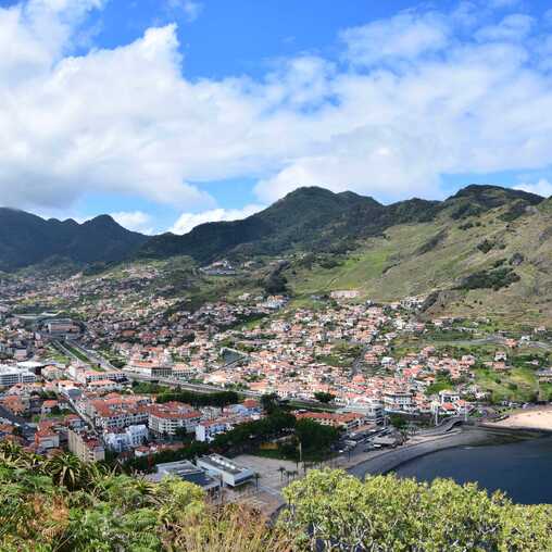 Blick auf Machico Madeira mit Sandstrand und grünen Bergen