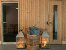 Hotel Faial Garden – Gemütlicher Wellnessbereich mit Sauna und stimmungsvoller Beleuchtung für erholsame Momente.