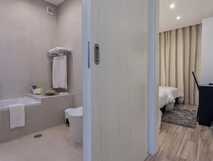 Quinta de Santa Barbara auf Sao Miguel, modernes und komfortables Bad mit Zugang zum gemütlichen Schlafzimmer – ideal für erholsame Urlaubstage.