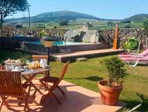 Frühstück im Garten mit Blick auf Pool und Berge bei der Casa do Plátano auf den Azoren