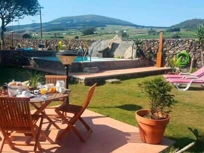 Frühstück im Garten mit Blick auf Pool und Berge bei der Casa do Plátano auf den Azoren