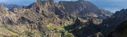 Blick auf das grüne Tal von Santo Antão mit dramatischen Berghängen auf Cabo Verde – ein Paradies für Wanderfreunde.