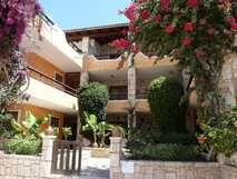 Ca Nicola Apartments auf Boa Vista, einladende und gepflegte Apartmentanlage mit üppiger Begrünung und mediterranem Flair, ideal für erholsame Ferien.