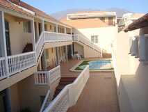 Hotel Savana auf Fogo, hübscher Innenhof mit Pool lädt ein zur Begegnung mit anderen Gästen.