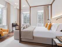 Terra Nostra Garden Hotel auf Sao Miguel – Elegantes, helles Zimmer mit komfortablem Himmelbett und stilvoller Einrichtung für entspannte Urlaubstage.