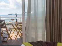 Komfortables Zimmer mit Meerblick und Balkon – perfekt für entspannte Momente bei picotours.
