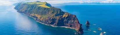 Luftaufnahme der dramatischen Klippenlandschaft von São Jorge, Azoren