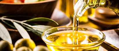 Goldgelbes Olivenöl aus Portugal – ein Genuss für Feinschmecker bei einer Verkostung.