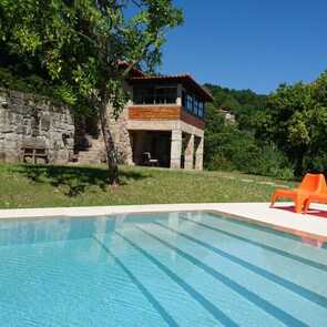 Piscina-raposeira-com-relva2-1024x576