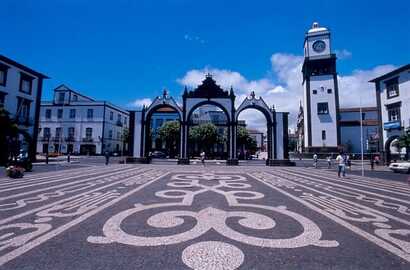 Das Wahrzeichen der Stadt Ponta Delgada auf Sao Miguel - die Portas da Cidade
