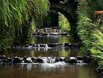 Quinta da Mo auf Sao Miguel, idyllischer und grüner Rückzugsort mit entspannendem Wasserlauf und üppiger Natur, ideal für Naturliebhaber bei picotours.