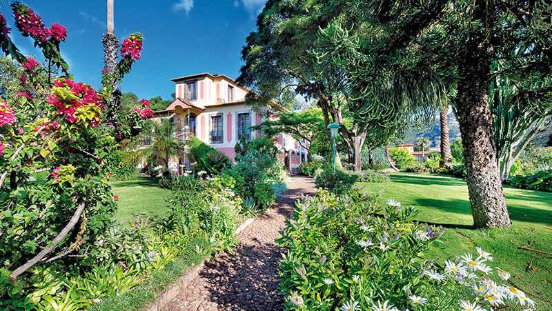 Ein riesiger botanischer Garten umgibt die Quinta Splendida und lädt ein zum Pausieren und Verweilen