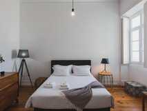 Casa da Cascata auf Sao Miguel, stilvolles und gemütliches Schlafzimmer mit hellem Ambiente und modernem Komfort – perfekt für erholsame Nächte bei picotours.