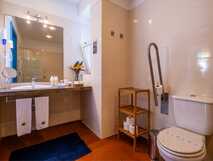 Tradicampo - Casa da Talha: Helles, einladendes Bad mit modernen Annehmlichkeiten für einen komfortablen Aufenthalt auf São Miguel.