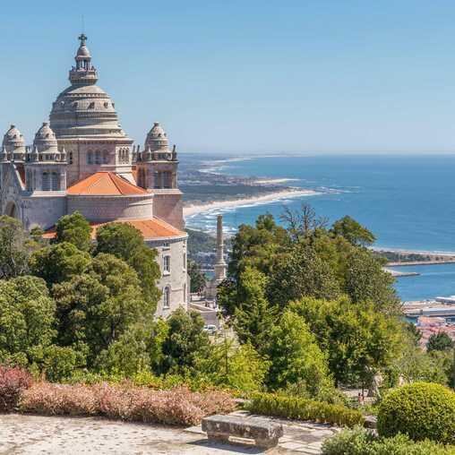 Blick von der Basilika Santa Luzia auf die Costa Verde