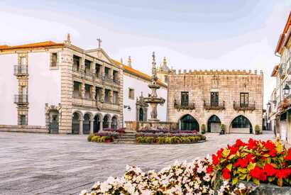 Altstadt in Viano do Castello mit Blumen und alten Gebäuden