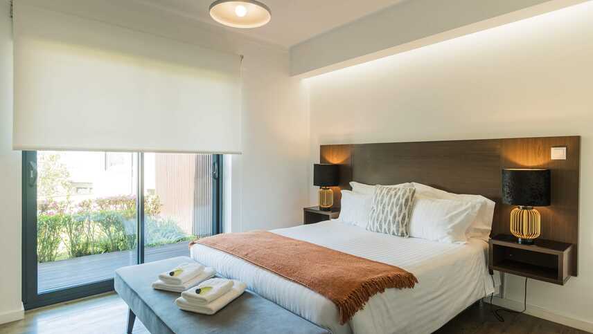 Volcanic-charming-house-schlafzimmer-terrassenzugang