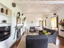 Casa do Monte auf Sao Miguel, gemütlicher Wohnbereich mit modernem Komfort und traditionellem Ambiente, ideal zum Entspannen.