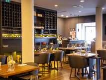 Hotel Ponta Delgada auf Sao Miguel, elegante und gemütliche Restaurant-Atmosphäre mit stilvoller Einrichtung und Weinangebot – perfekt für genussvolle Momente bei picotours.