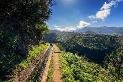 Wanderweg entlang einer Levada auf Madeira